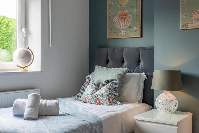 Stunning 3-Bedroom Luxury House in North End Portsmouth Pet Friendly Perfect of Groups with Private Parking SUMMER SPECIAL OFFER by Blue Puffin Stays - image 25