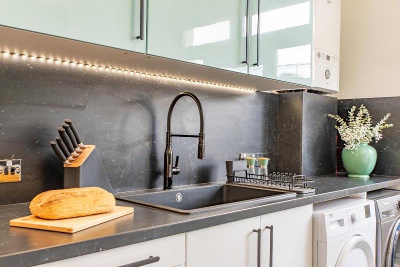 Stunning 3-Bedroom Luxury House in North End Portsmouth Pet Friendly Perfect of Groups with Private Parking SUMMER SPECIAL OFFER by Blue Puffin Stays - image 10
