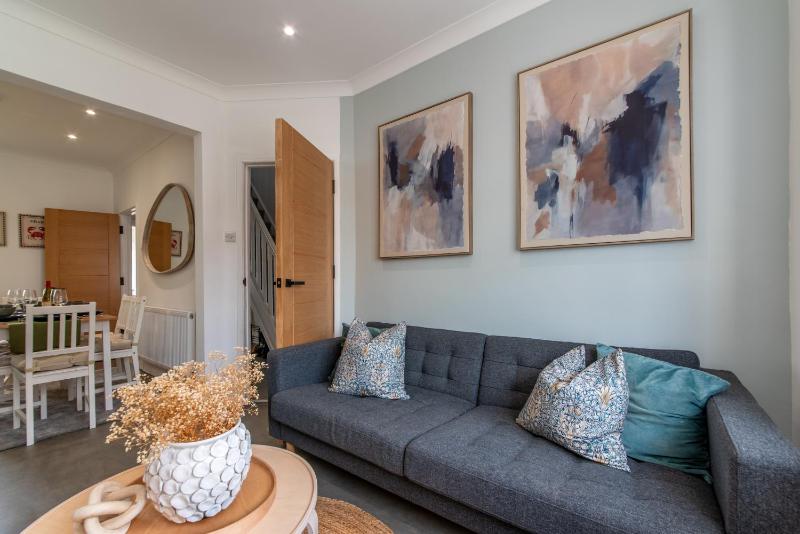 Stunning 3-Bedroom Luxury House in North End Portsmouth Pet Friendly Perfect of Groups with Private Parking SUMMER SPECIAL OFFER by Blue Puffin Stays - image 2