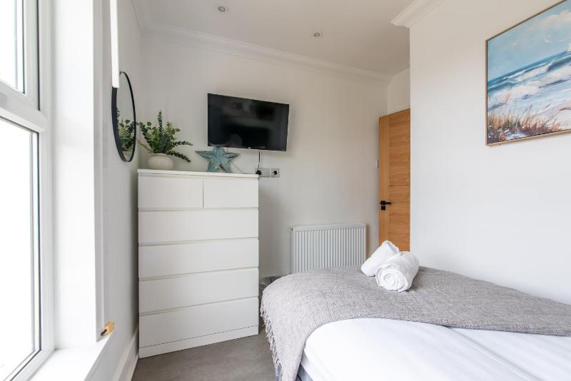 Stunning 3-Bedroom Luxury House in North End Portsmouth Pet Friendly Perfect of Groups with Private Parking SUMMER SPECIAL OFFER by Blue Puffin Stays - image 31
