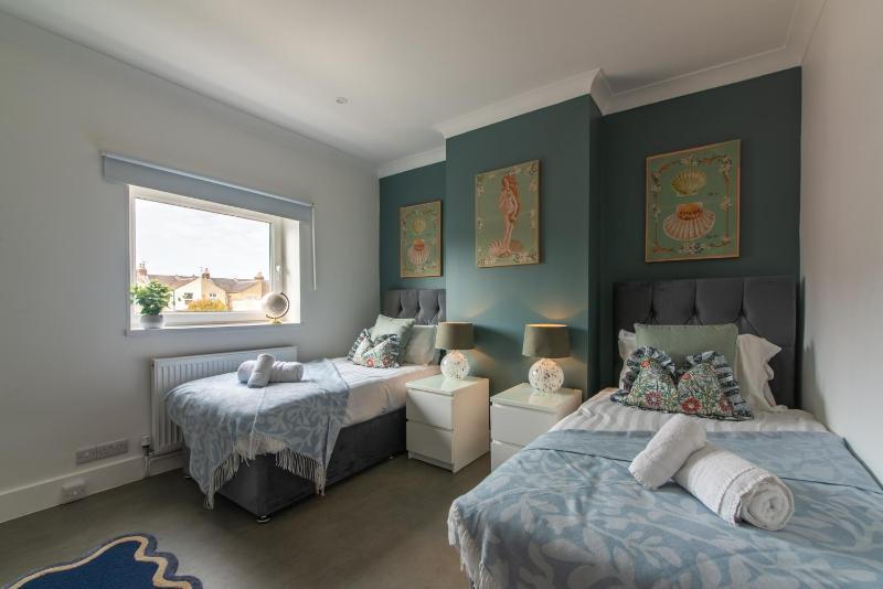 Stunning 3-Bedroom Luxury House in North End Portsmouth Pet Friendly Perfect of Groups with Private Parking SUMMER SPECIAL OFFER by Blue Puffin Stays - image 7