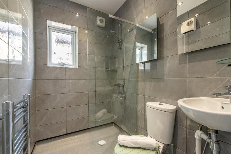 Stunning 3-Bedroom Luxury House in North End Portsmouth Pet Friendly Perfect of Groups with Private Parking SUMMER SPECIAL OFFER by Blue Puffin Stays - image 28