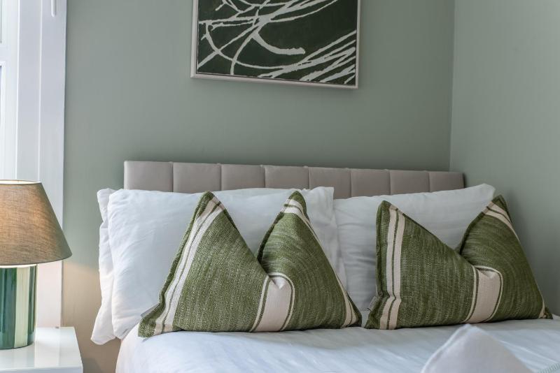 Stunning 3-Bedroom Luxury House in North End Portsmouth Pet Friendly Perfect of Groups with Private Parking SUMMER SPECIAL OFFER by Blue Puffin Stays - image 42
