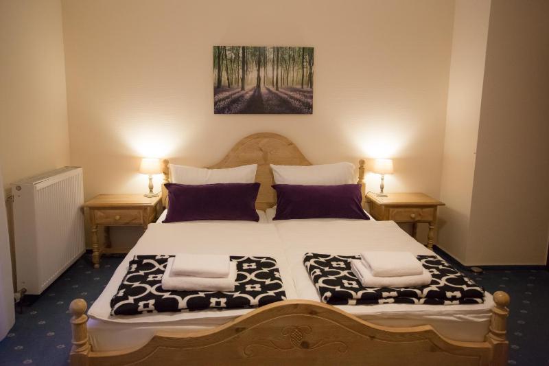 Budget Double Room image 3