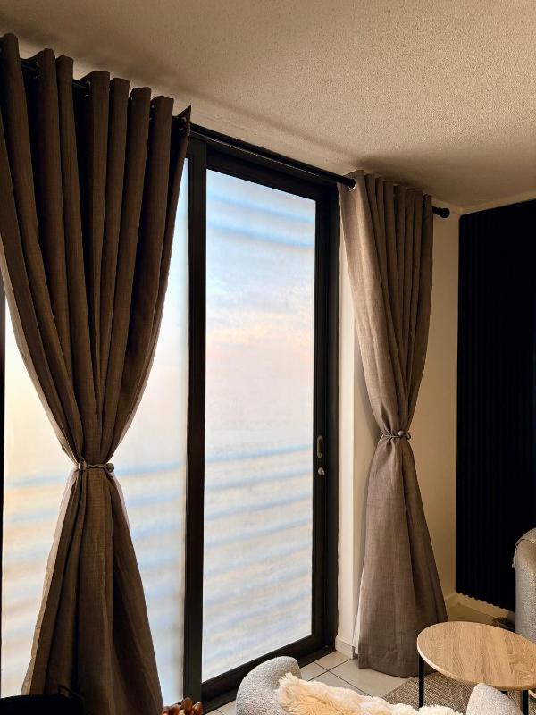 Bela Luxury Suite-Near Wernhill - image 7