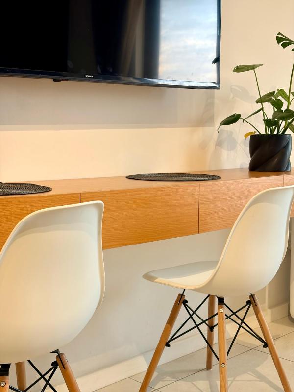 Bela Luxury Suite-Near Wernhill - image 12