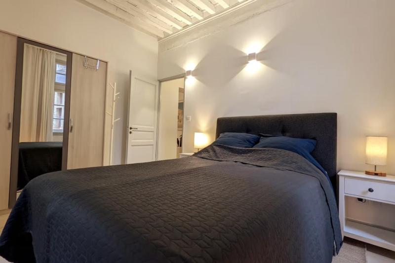 Bright Nîmes Center Flat with Terrace - image 13