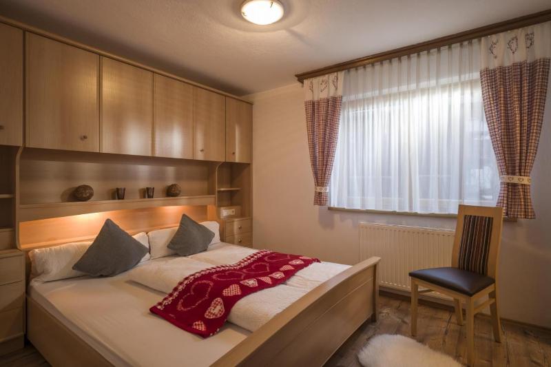 Three-Bedroom Apartment with Terrace and Balcony image 3