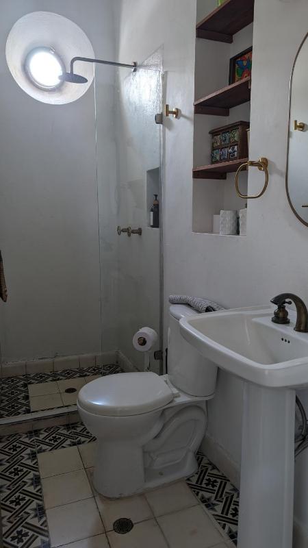 Old City 2-bedroom 2-bath apartment - image 8