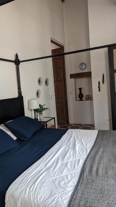Old City 2-bedroom 2-bath apartment - image 14