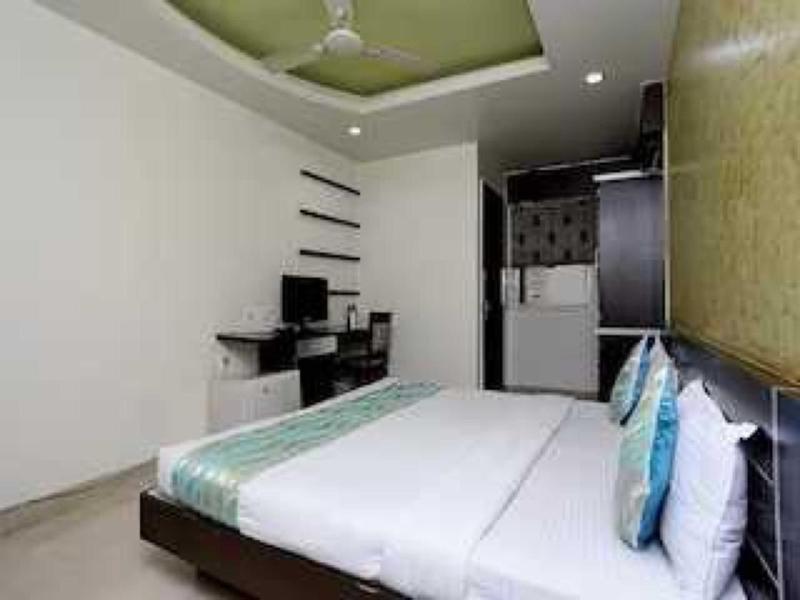 Collection O Hotel Midland - image 2