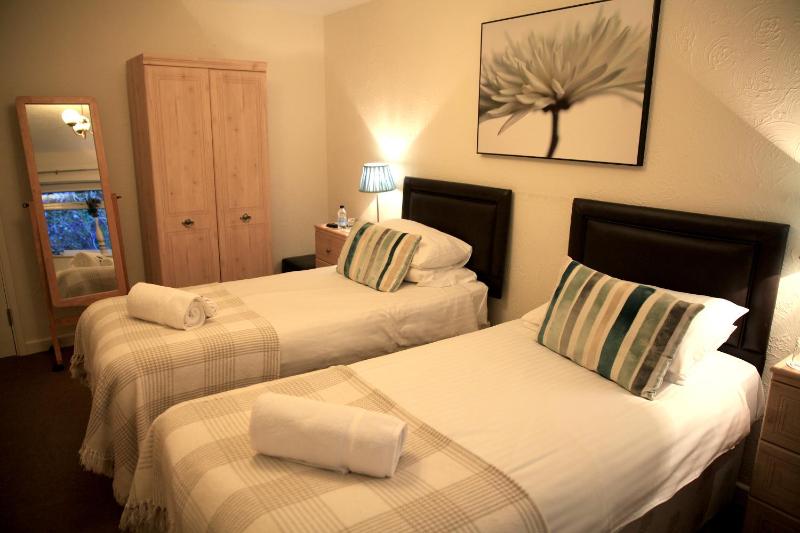 Twin Room image 3