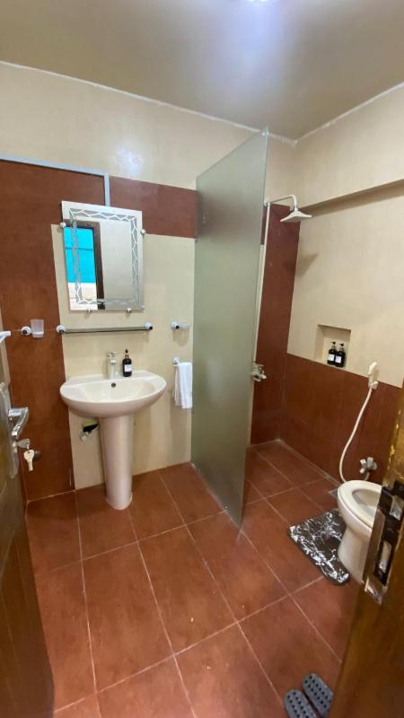 KHI -Hameeda Heights Luxury 4BR-Spacious Family Haven - image 10