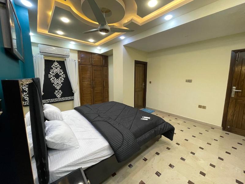KHI -Hameeda Heights Luxury 4BR-Spacious Family Haven - image 13