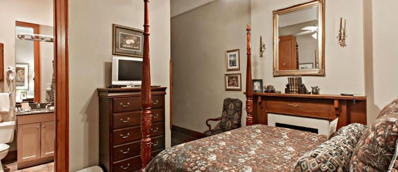 Deluxe Queen Room image 2