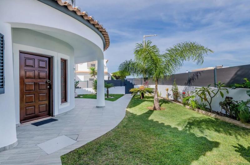 Spacious 4-Bedroom Villa with Private Pool - image 14