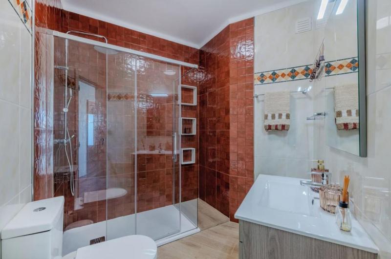 Spacious 4-Bedroom Villa with Private Pool - image 9