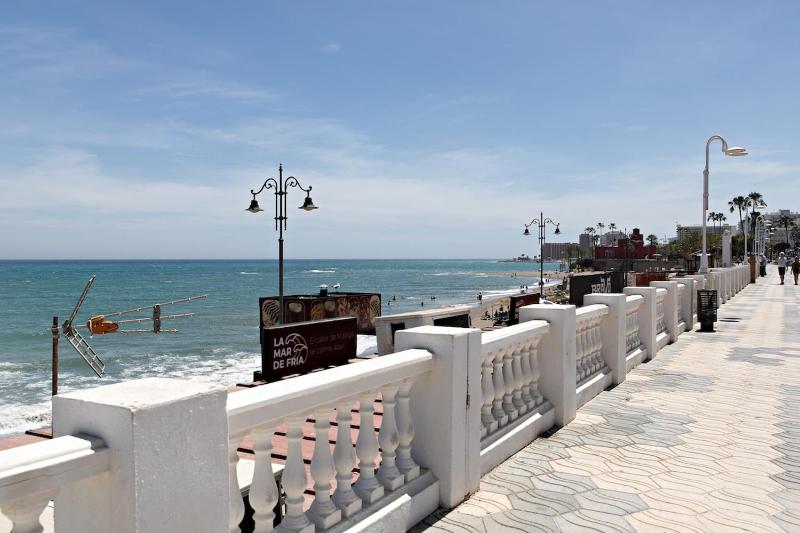 Estudio con vistas a la montaña junto a la playa - image 15