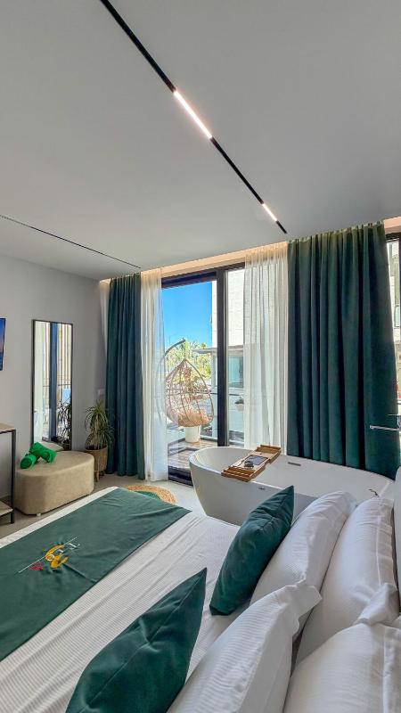 TreA Suites with Jacuzzi  By Aria - image 1