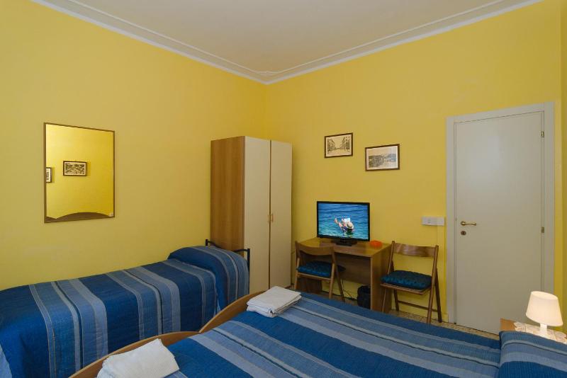 Economy Triple Room with Shared Bathroom image 3