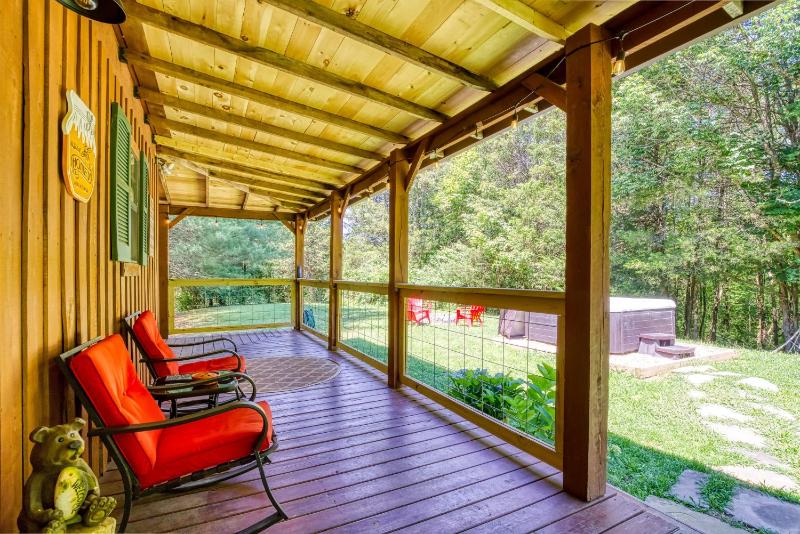 Spirit Bear Private Smoky Mountain Cabin on 4 Acres with Hot Tub - image 36