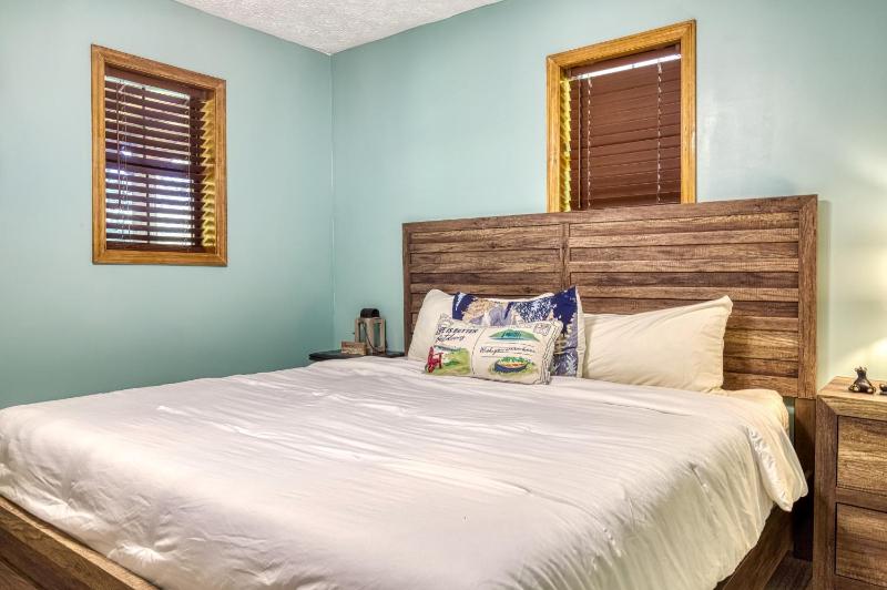 Spirit Bear Private Smoky Mountain Cabin on 4 Acres with Hot Tub - image 44