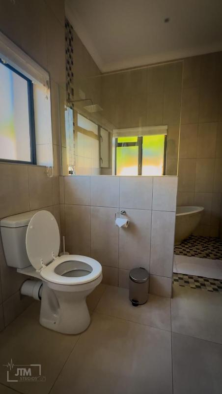 Judith & Sylvester Hideaway - image 4