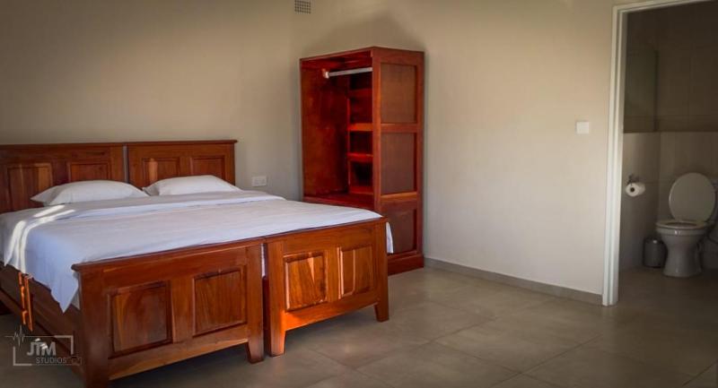 Judith & Sylvester Hideaway - image 12