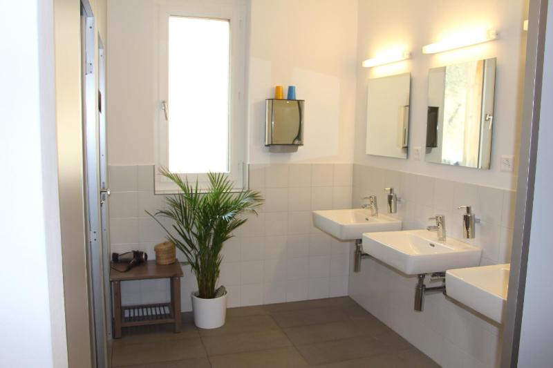 Quadruple Room with Shared Bathroom image 2