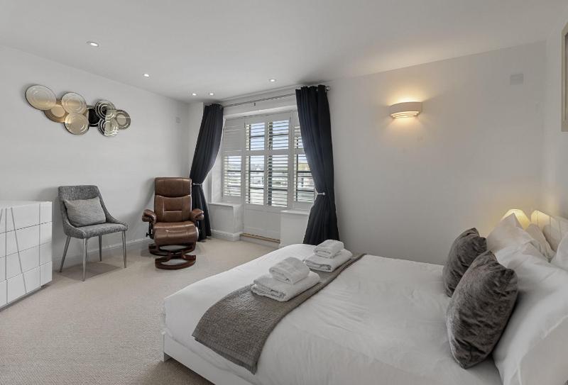 Harbour Lights Apartment - image 12