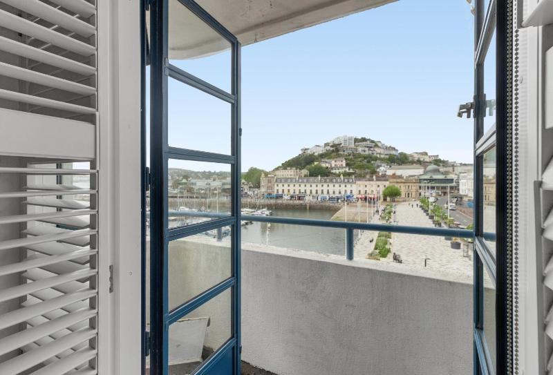 Harbour Lights Apartment - image 13