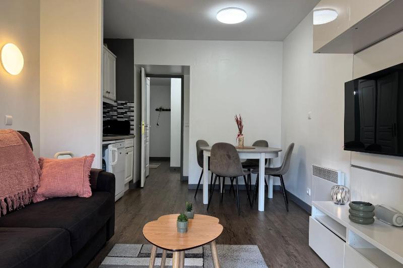 Bright apartment with pool and balcony - image 12