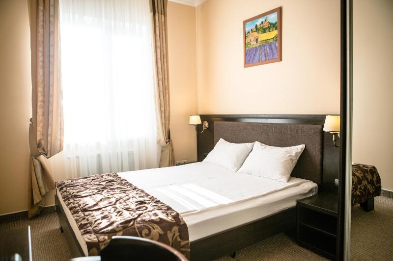 Standard Double Room image 4