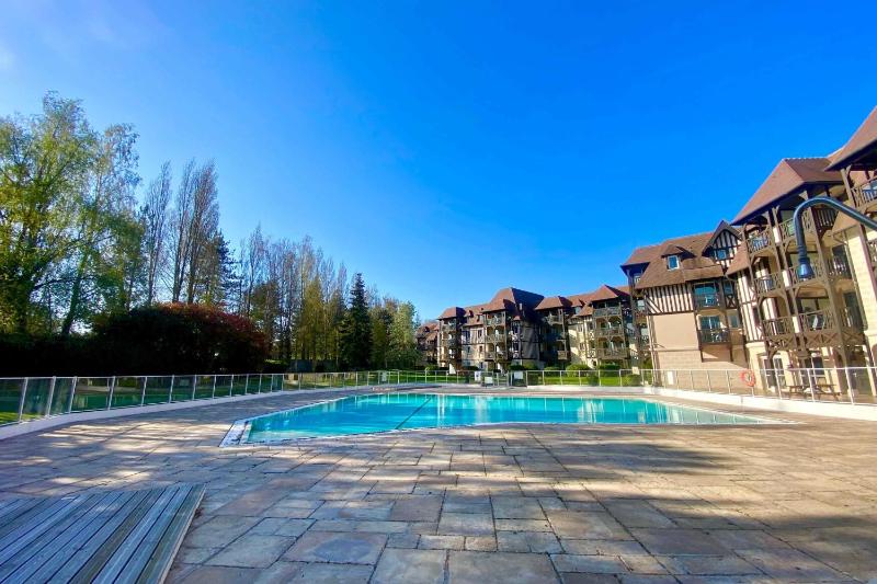 Bright apartment with pool and balcony - image 16