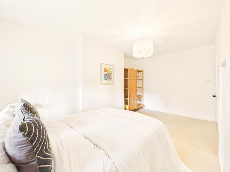 NEW Stylish 2-Bed Apartment By Signature Stays with FREE Parking - image 16