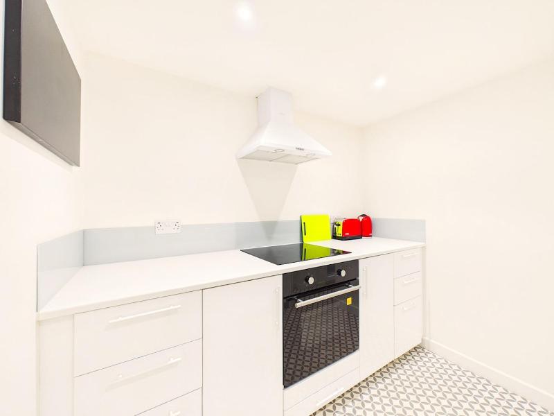 NEW Stylish 2-Bed Apartment By Signature Stays with FREE Parking - image 5