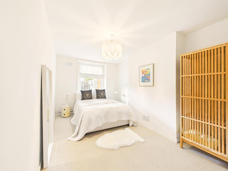 NEW Stylish 2-Bed Apartment By Signature Stays with FREE Parking - image 6