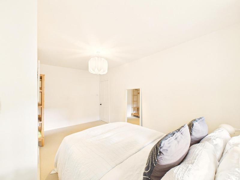 NEW Stylish 2-Bed Apartment By Signature Stays with FREE Parking - image 3