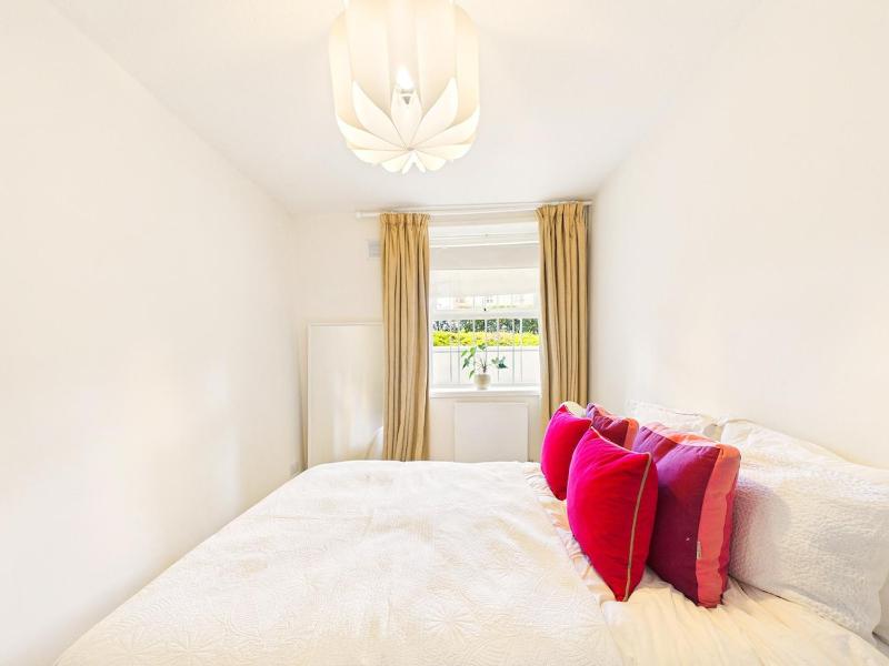 NEW Stylish 2-Bed Apartment By Signature Stays with FREE Parking - image 18