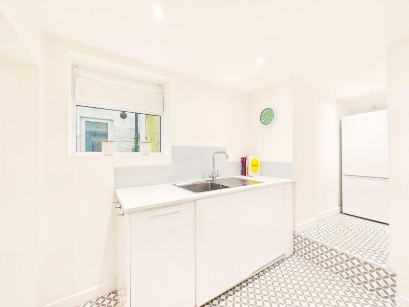 NEW Stylish 2-Bed Apartment By Signature Stays with FREE Parking - image 17