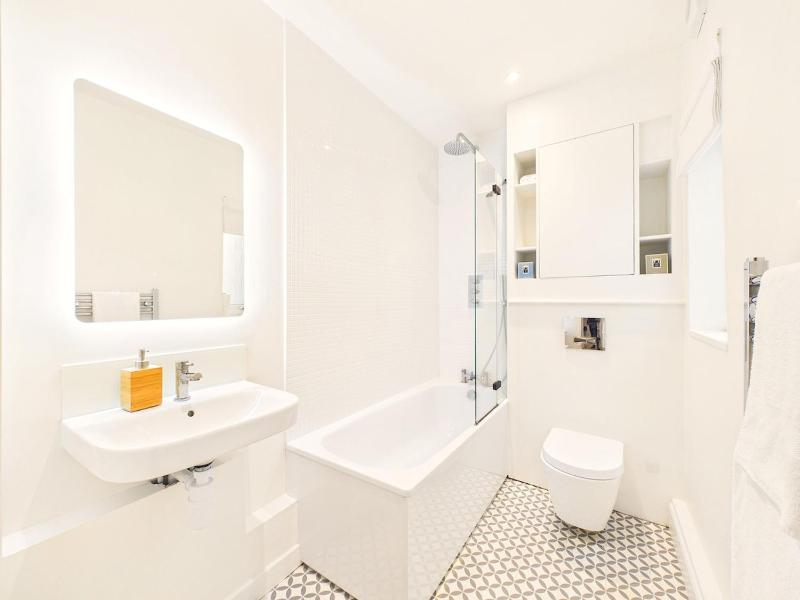 NEW Stylish 2-Bed Apartment By Signature Stays with FREE Parking - image 12