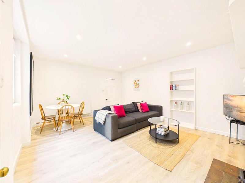 NEW Stylish 2-Bed Apartment By Signature Stays with FREE Parking - image 15