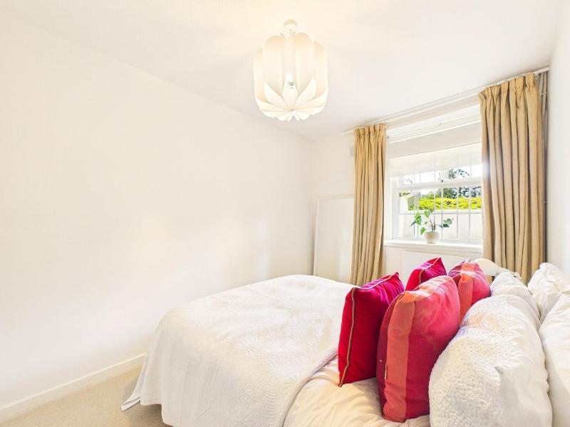 NEW Stylish 2-Bed Apartment By Signature Stays with FREE Parking - image 10