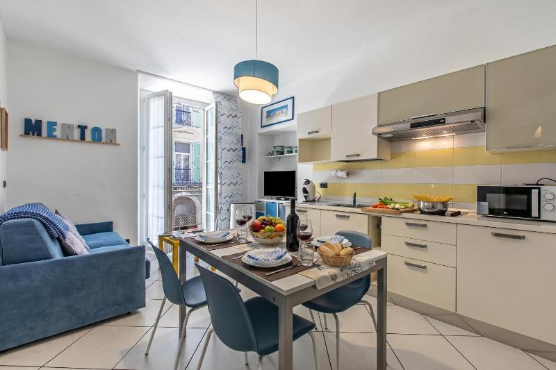 Super Central Apartment with Balcony - Happy Rentals - image 1