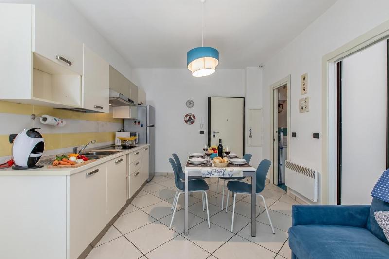 Super Central Apartment with Balcony - Happy Rentals - image 13