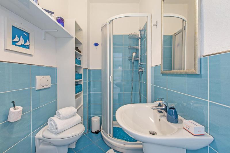 Super Central Apartment with Balcony - Happy Rentals - image 9