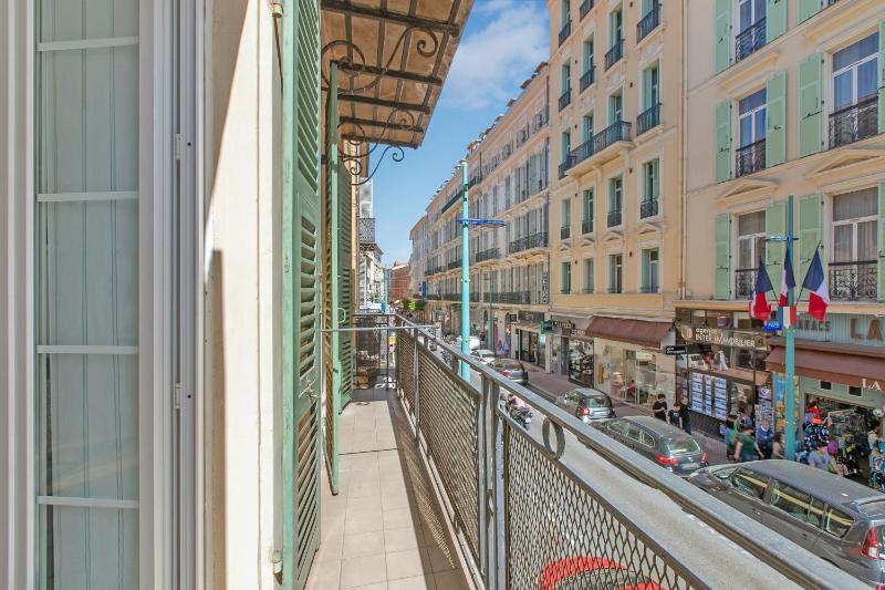 Super Central Apartment with Balcony - Happy Rentals - image 12