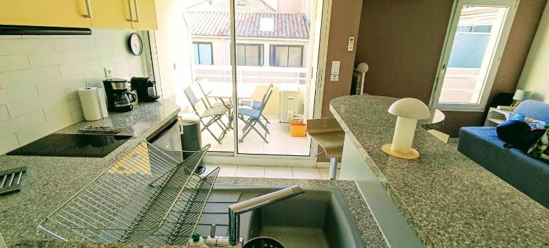 Charming 2-room apartment with balcony in the city - image 7