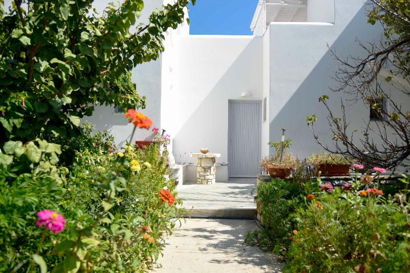 Flora & Agelos Studios - Paros - image 17