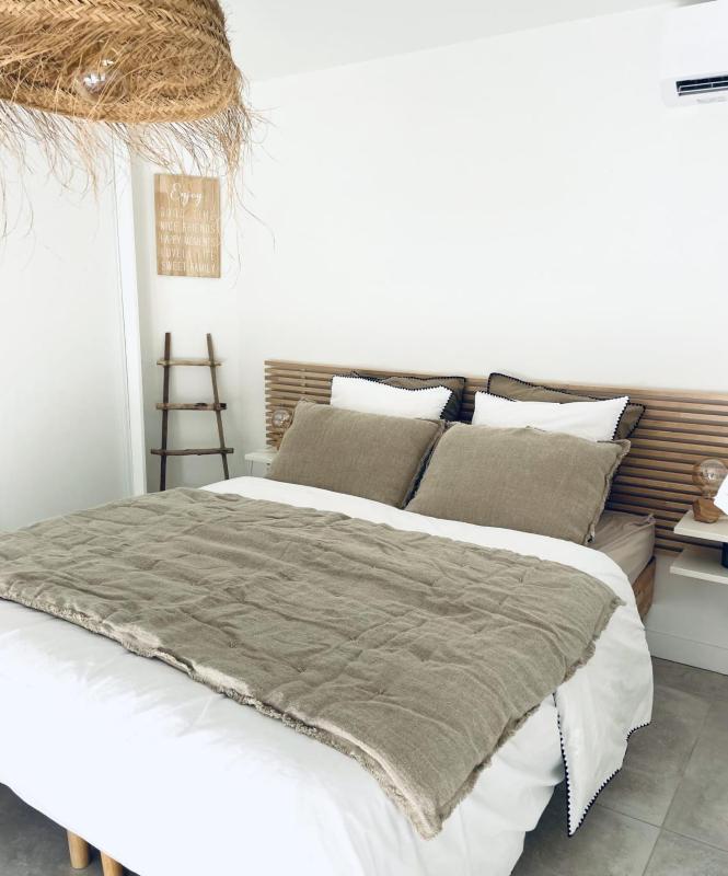 Splendid villa with swimming pool & sea view - image 18